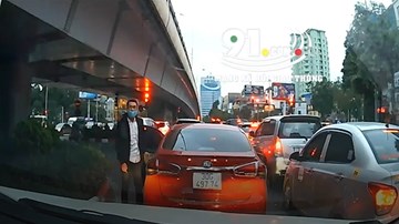 Cố chen rồi chặn đường rẽ trái, tài xế ô tô còn ‘gân cổ’ là mình đúng