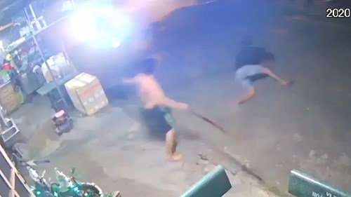 Bị chủ nhà cầm roi đuổi, tên trộm đang leo rào cắm đầu bỏ chạy