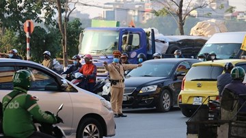 Người dân nghỉ Tết Dương lịch, ùn ùn rời thủ đô