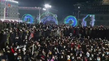Biển người Triều Tiên xem lễ thượng cờ, bắn pháo hoa chào năm 2021