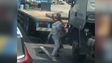Sau va chạm, hai tài xế ‘nói chuyện’ bằng đao và côn nhị khúc