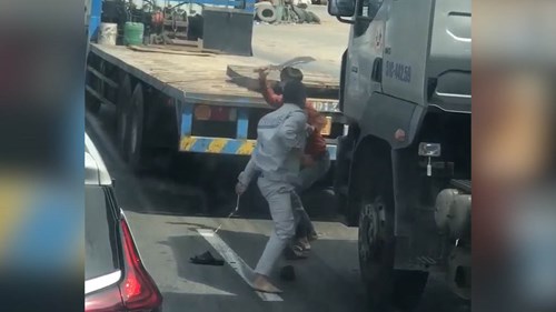 Sau va chạm, hai tài xế ‘nói chuyện’ bằng đao và côn nhị khúc