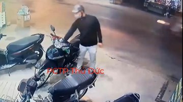 Người đi đường khống chế tên trộm đang bẻ khóa xe máy