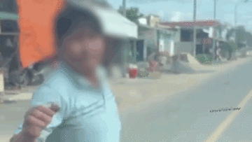 Người đàn ông chặn xe ô tô, tay không đập vỡ kính chắn gió