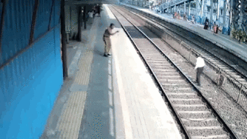 Tiếc chiếc giày, người đàn ông suýt mất mạng khi tàu hỏa lao tới