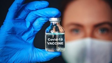 Covid-19: Anh mở rộng tiêm chủng lớn nhất lịch sử, Pháp hứng bão chỉ trích