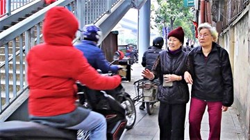 Ngược đời cảnh người đi bộ nép mình nhường xe máy trên vỉa hè Hà Nội