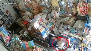 Vờ mua hàng, người đàn ông nhanh tay lấy trộm hộp đựng tiền và thẻ cào