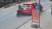 Cô gái lao xe máy vào đuôi ô tô, tài xế mới bật đèn cảnh báo