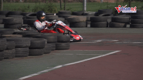 'Xé gió' trên xe trăm triệu, trải nghiệm cảm giác đua F1 ngay tại Hà Nội