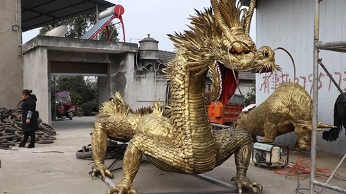 Ba thanh niên biến lốp xe bỏ đi thành Rồng vàng, King Kong ấn tượng