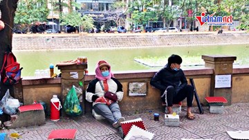 Người Hà Nội 'khốn khổ' chống rét hại, quấn kín người chỉ hở 2 mắt