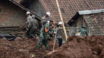 Thảm họa lở đất kép, ít nhất 12 người thiệt mạng ở Indonesia