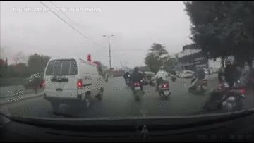 Hà Nội: Hàng loạt xe máy bỗng ngã lăn xuống đường