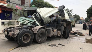 Khoảnh khắc xe đầu kéo đấu đầu xe ben, 4 người trọng thương