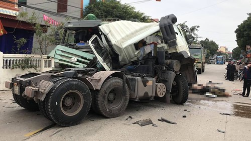 Khoảnh khắc xe đầu kéo đấu đầu xe ben, 4 người trọng thương