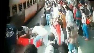 Cảnh sát phản xạ ‘nhanh như chớp’ cứu cô gái bị ngã vào đoàn tàu đang chạy