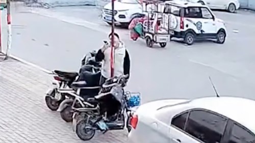 Nghịch dại, thiếu niên bị dính chặt lưỡi vào cột thép -16 độ C