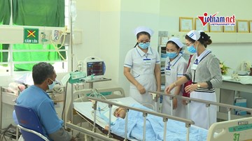 Khâu 300 mũi cứu bé trai 5 tuổi bị cha chém vào mặt