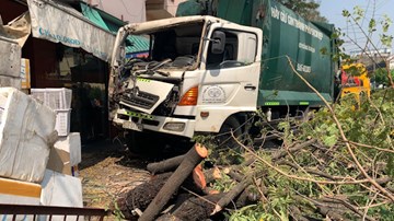 TP.HCM: Xe chở rác đứt phanh lao thẳng vào nhà dân, tông đổ cây ven đường