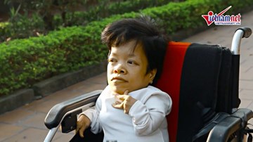 Nghị lực 'thép' của người phụ nữ cao 70 cm, nặng 18 kg