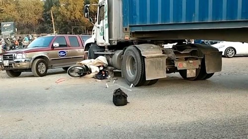 Container cuốn xe máy vào gầm, một nam thanh niên tử vong