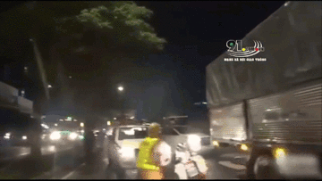Ô tô chở thuốc lá lậu tông liên tục vào xe cảnh sát như phim hành động
