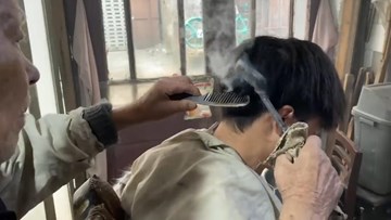 Cụ ông 91 tuổi với 70 năm tạo kiểu tóc bằng thanh sắt nóng gây sốt MXH