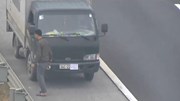 Xe tải lùi trên cao tốc Hà Nội – Hải Phòng, che biển số ‘trốn’ phạt nguội