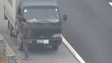 Xe tải lùi trên cao tốc Hà Nội – Hải Phòng, che biển số ‘trốn’ phạt nguội