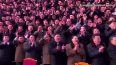 Các đảng viên Triều Tiên òa khóc khi được chụp ảnh cùng ông Kim