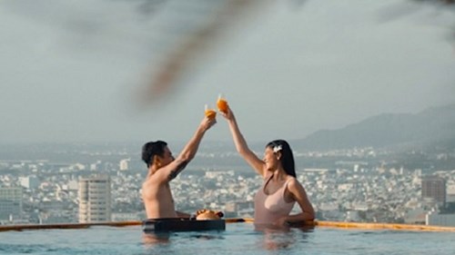 Vợ chồng Jay Quân, Chúng Huyền Thanh hạnh phúc cùng biển xanh, cát trắng