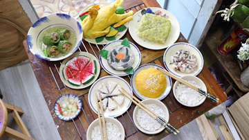 Bất ngờ mâm cơm Tết cổ truyền tinh xảo, đẹp mắt làm từ ... đất sét