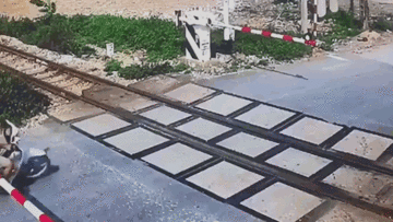 Khoảnh khắc người đàn ông cố lao qua đường ray khi tàu hỏa đang tới
