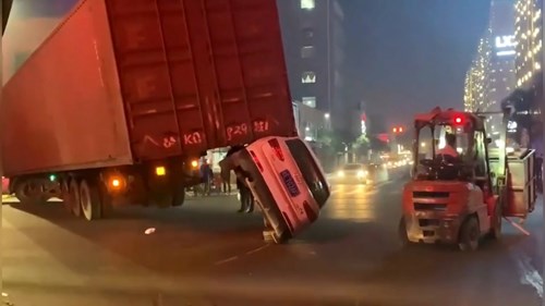 Khoảnh khắc xe con “nhấc bổng” đuôi xe container đang vào cua