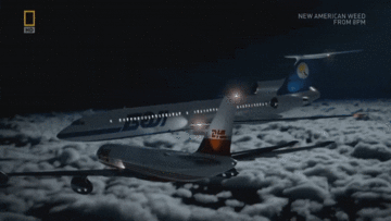 Tai nạn khủng khiếp, 2 máy bay đâm thẳng vào nhau giữa không trung