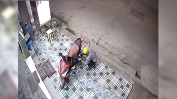 Màn trộm xe máy của nam thanh niên khiến dân mạng phì cười