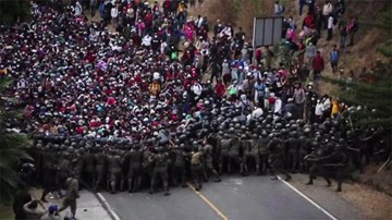 Cảnh sát Guatemala chặn dòng người di cư đổ về Mỹ vì lời hứa của ông Biden