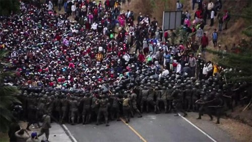 Cảnh sát Guatemala chặn dòng người di cư đổ về Mỹ vì lời hứa của ông Biden