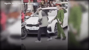 Sau va chạm giao thông, cụ già bức xúc, đạp vào đầu ô tô