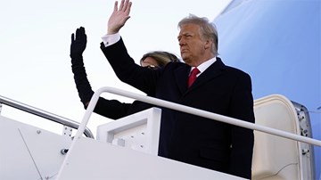 TT Trump lần cuối ngồi Không Lực 1, không quên 'hẹn ngày gặp lại'
