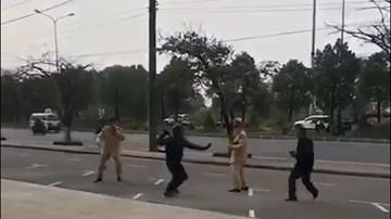 Thanh niên dùng côn nhị khúc tấn công CSGT khi bị xử lý vượt đèn đỏ