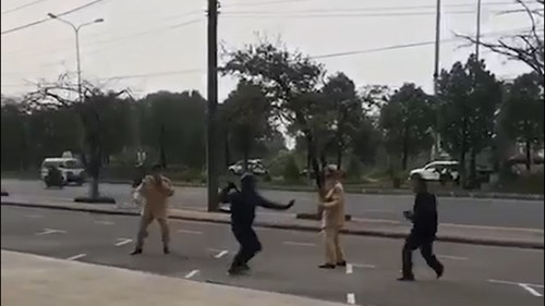Thanh niên dùng côn nhị khúc tấn công CSGT khi bị xử lý vượt đèn đỏ