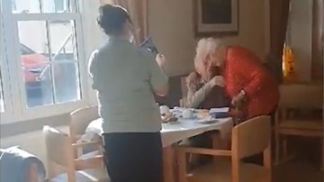 Khoảnh khắc xúc động: Cặp đôi gần 100 tuổi ôm nhau khóc sau 3 tháng xa cách