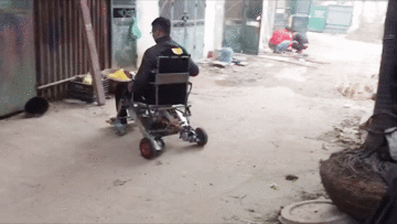 Sinh viên chế tạo xe thông minh 'nhìn thấu' nỗi buồn người khuyết tật