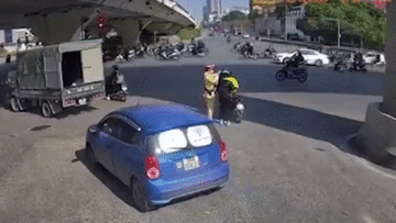 CSGT nhờ xe ôm công nghệ đuổi theo ô tô bỏ chạy trên phố Hà Nội