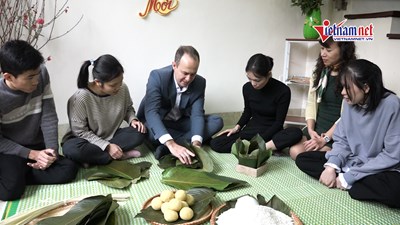 Quyền Đại sứ New Zealand lần đầu gói bánh chưng tại ngôi nhà đặc biệt ở HN