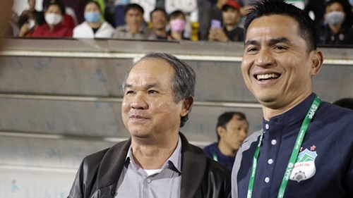 HLV Kiatisak: 'Toàn đội đã làm bầu Đức mỉm cười'