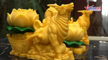 Trâu vàng sinh ra từ nến hút khách dịp Tết Tân Sửu