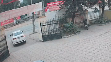 Khoảnh khắc nữ tài xế lao thẳng ô tô vào cột điện